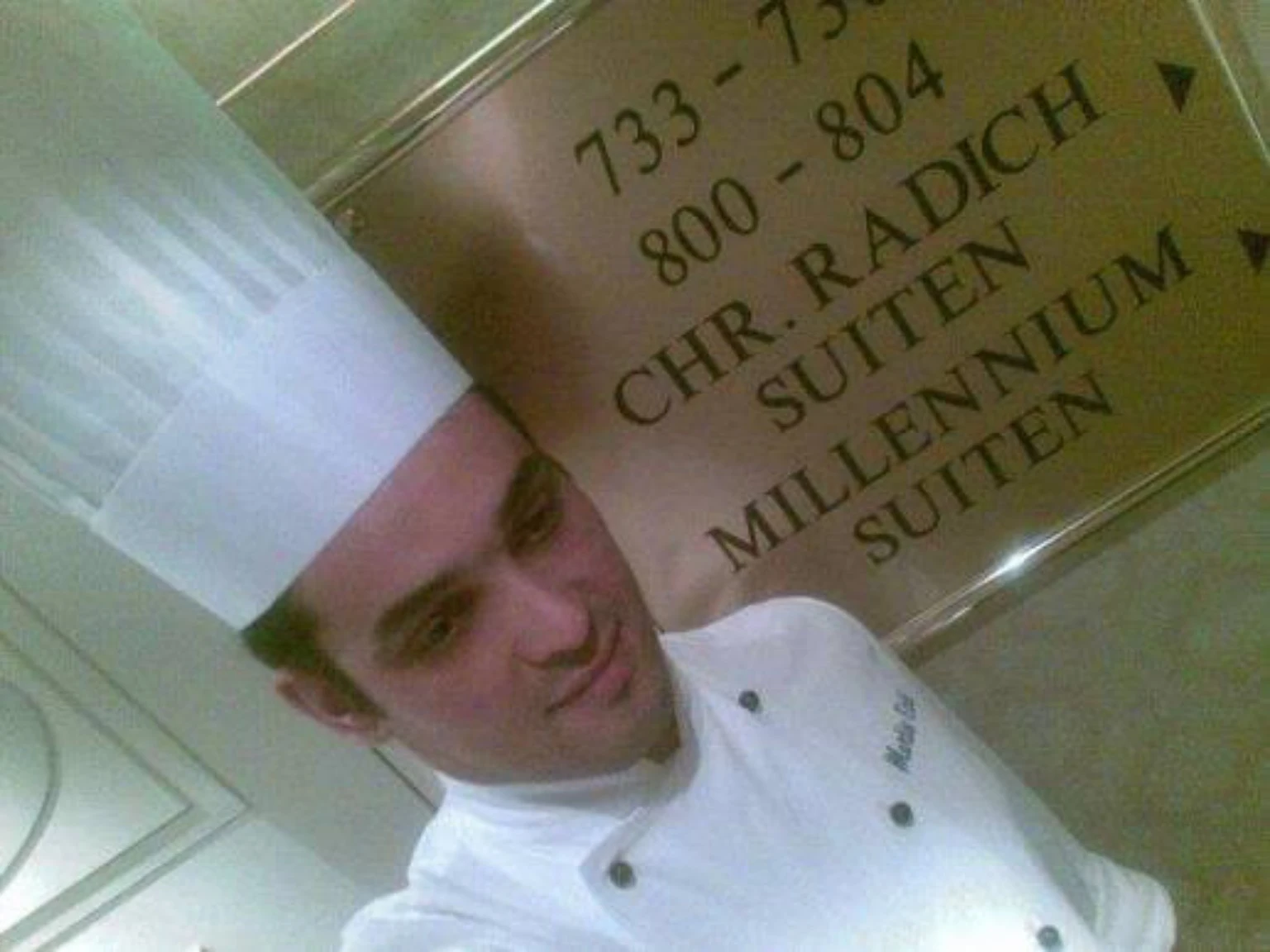 Anis Asbab con chaquetilla y gorro de chef durante su etapa profesional en hostelería