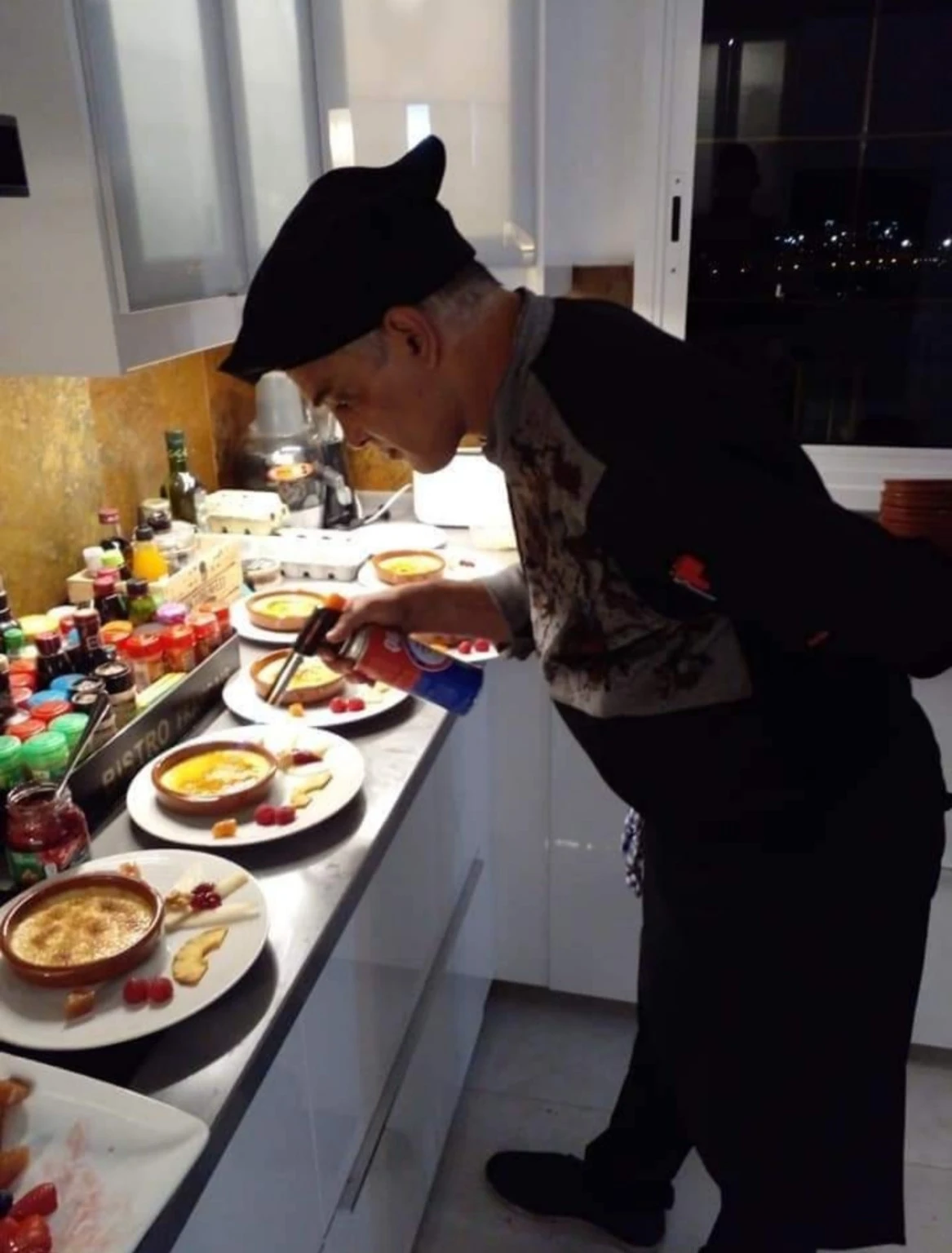 Anis Asbab emplatando postres en cocina