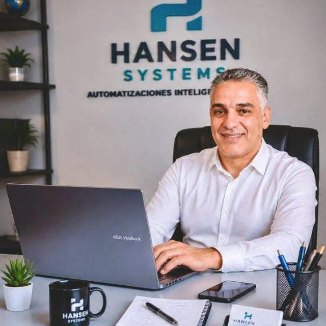 Anis Asbab, fundador de Hansen Systems, en su puesto de trabajo